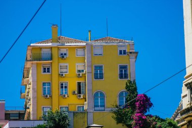 Lizbon Portekiz 28 Temmuz 2020 Lizbon, Lizbon şehir merkezindeki tarihi binaların klasik dış görünüşü, tepe kıyı başkenti Portekiz ve Avrupa 'nın en eski şehirlerinden biri.