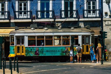 Lizbon Portekiz 28 Temmuz 2020 Lizbon, Lizbon şehir merkezindeki tarihi binaların klasik dış görünüşü, tepe kıyı başkenti Portekiz ve Avrupa 'nın en eski şehirlerinden biri.
