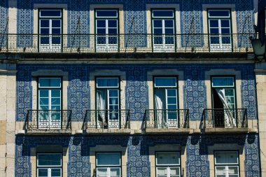 Lizbon Portekiz 28 Temmuz 2020 Lizbon, Lizbon şehir merkezindeki tarihi binaların klasik dış görünüşü, tepe kıyı başkenti Portekiz ve Avrupa 'nın en eski şehirlerinden biri.