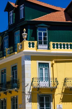 Lizbon Portekiz 28 Temmuz 2020 Lizbon, Lizbon şehir merkezindeki tarihi binaların klasik dış görünüşü, tepe kıyı başkenti Portekiz ve Avrupa 'nın en eski şehirlerinden biri.