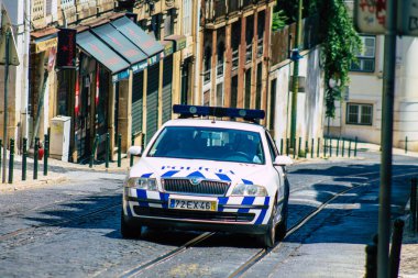 Lizbon Portekiz 28 Temmuz 2020 Lizbon 'da, Portekiz' in dağlık başkenti ve Avrupa 'nın en eski ve çarpıcı şehirlerinden biri olan Lizbon sokaklarından geçen klasik bir polis arabası görülüyor.