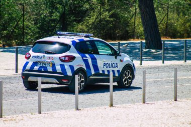 Lizbon Portekiz 28 Temmuz 2020 Lizbon 'da, Portekiz' in dağlık başkenti ve Avrupa 'nın en eski ve çarpıcı şehirlerinden biri olan Lizbon sokaklarından geçen klasik bir polis arabası görülüyor.