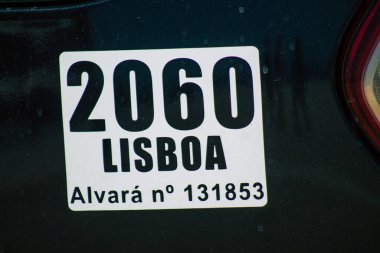 Lizbon Portekiz 28 Temmuz 2020 Lizbon kıyısı başkenti Lizbon sokaklarında seyahat eden yolculara yönelik bir taksi görüntüsü ve Avrupa 'nın en eski ve çarpıcı şehirlerinden biri.