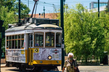 Lizbon Portekiz 28 Temmuz 2020. Portekiz, Portekiz 'in kıyı başkenti Lizbon' un sokaklarında ve toplu taşıma sisteminde seyahat eden yolcular için geleneksel bir eski elektrikli tramvay manzarası.