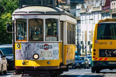 Lizbon Portekiz 28 Temmuz 2020. Portekiz, Portekiz 'in kıyı başkenti Lizbon' un sokaklarında ve toplu taşıma sisteminde seyahat eden yolcular için geleneksel bir eski elektrikli tramvay manzarası.
