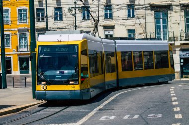 Lizbon Portekiz 28 Temmuz 2020. Portekiz, Portekiz 'in kıyı başkenti Lizbon' un sokaklarında ve toplu taşıma sisteminde seyahat eden yolcular için modern bir elektrikli tramvayın görüntüsü.