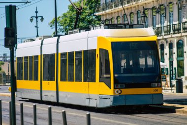 Lizbon Portekiz 28 Temmuz 2020. Portekiz, Portekiz 'in kıyı başkenti Lizbon' un sokaklarında ve toplu taşıma sisteminde seyahat eden yolcular için modern bir elektrikli tramvayın görüntüsü.