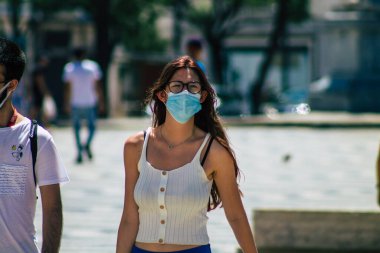 Lizbon Portekiz 28 Temmuz 2020 'de Portekiz' in başkenti Lizbon 'un tarihi caddelerinde yürüyen koronavirüsten kendilerini korumak için maske takan kimliği belirsiz yayalara baktık.