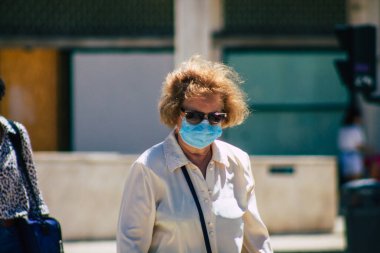 Lizbon Portekiz 28 Temmuz 2020 'de Portekiz' in başkenti Lizbon 'un tarihi caddelerinde yürüyen koronavirüsten kendilerini korumak için maske takan kimliği belirsiz yayalara baktık.