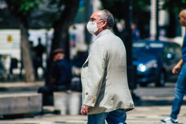 Lizbon Portekiz 28 Temmuz 2020 'de Portekiz' in başkenti Lizbon 'un tarihi caddelerinde yürüyen koronavirüsten kendilerini korumak için maske takan kimliği belirsiz yayalara baktık.