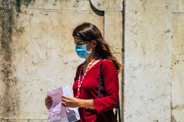 Lizbon Portekiz 28 Temmuz 2020 'de Portekiz' in başkenti Lizbon 'un tarihi caddelerinde yürüyen koronavirüsten kendilerini korumak için maske takan kimliği belirsiz yayalara baktık.