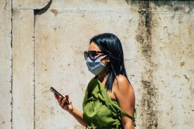 Lizbon Portekiz 28 Temmuz 2020 'de Portekiz' in başkenti Lizbon 'un tarihi caddelerinde yürüyen koronavirüsten kendilerini korumak için maske takan kimliği belirsiz yayalara baktık.