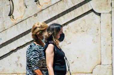 Lizbon Portekiz 28 Temmuz 2020 'de Portekiz' in başkenti Lizbon 'un tarihi caddelerinde yürüyen koronavirüsten kendilerini korumak için maske takan kimliği belirsiz yayalara baktık.