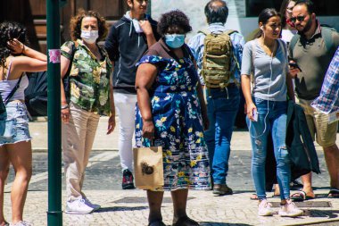 Lizbon Portekiz 28 Temmuz 2020 'de Portekiz' in başkenti Lizbon 'un tarihi caddelerinde yürüyen koronavirüsten kendilerini korumak için maske takan kimliği belirsiz yayalara baktık.
