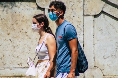 Lizbon Portekiz 28 Temmuz 2020 'de Portekiz' in başkenti Lizbon 'un tarihi caddelerinde yürüyen koronavirüsten kendilerini korumak için maske takan kimliği belirsiz yayalara baktık.
