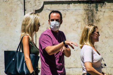 Lizbon Portekiz 28 Temmuz 2020 'de Portekiz' in başkenti Lizbon 'un tarihi caddelerinde yürüyen koronavirüsten kendilerini korumak için maske takan kimliği belirsiz yayalara baktık.