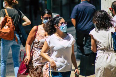 Lizbon Portekiz 28 Temmuz 2020 'de Portekiz' in başkenti Lizbon 'un tarihi caddelerinde yürüyen koronavirüsten kendilerini korumak için maske takan kimliği belirsiz yayalara baktık.