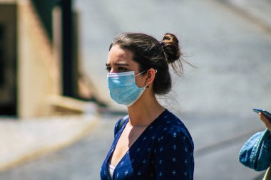 Lizbon Portekiz 28 Temmuz 2020 'de Portekiz' in başkenti Lizbon 'un tarihi caddelerinde yürüyen koronavirüsten kendilerini korumak için maske takan kimliği belirsiz yayalara baktık.