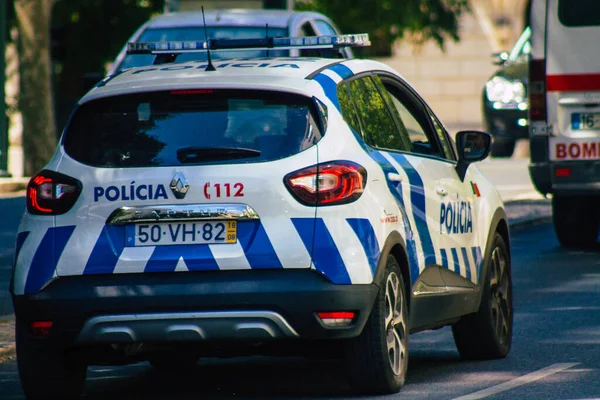 Lizbon Portekiz 28 Temmuz 2020 Lizbon 'da, Portekiz' in dağlık başkenti ve Avrupa 'nın en eski ve çarpıcı şehirlerinden biri olan Lizbon sokaklarından geçen klasik bir polis arabası görülüyor.