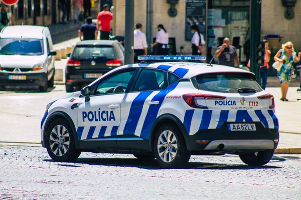 リスボンポルトガル2020年7月28日リスボンの街 ポルトガルの丘陵地帯の首都 ヨーロッパで最も古い都市の一つを通る古典的な警察の車の眺め — ストック写真