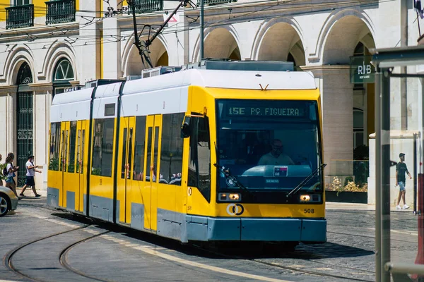 Лисбон Португалия Июля 2020 Вид Современного Электрического Трамвая Пассажиров Проезжающих — стоковое фото
