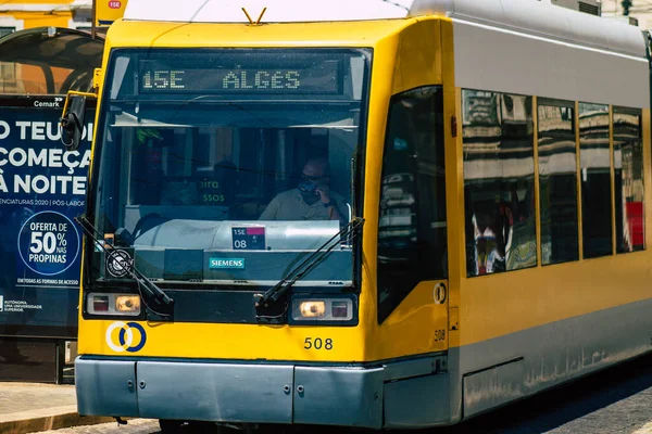 Lisbona Portogallo Luglio 2020 Veduta Moderno Tram Elettrico Passeggeri Che — Foto Stock