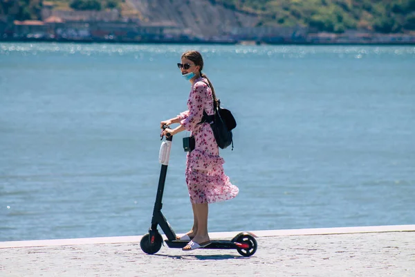 Lisboa Portugal Julio 2020 Vista Personas Identificadas Rodando Con Scooter — Foto de Stock