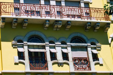 Lizbon Portekiz 29 Temmuz 2020 Lizbon, Lizbon şehir merkezindeki tarihi binaların klasik dış görünüşü, tepe kıyı başkenti Portekiz ve Avrupa 'nın en eski şehirlerinden biri.