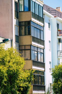 Lizbon Portekiz 29 Temmuz 2020 Lizbon, Lizbon şehir merkezindeki tarihi binaların klasik dış görünüşü, tepe kıyı başkenti Portekiz ve Avrupa 'nın en eski şehirlerinden biri.