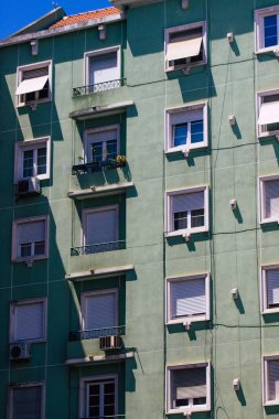 Lizbon Portekiz 29 Temmuz 2020 Lizbon, Lizbon şehir merkezindeki tarihi binaların klasik dış görünüşü, tepe kıyı başkenti Portekiz ve Avrupa 'nın en eski şehirlerinden biri.