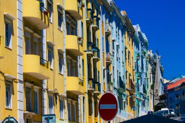 Lizbon Portekiz 29 Temmuz 2020 Lizbon, Lizbon şehir merkezindeki tarihi binaların klasik dış görünüşü, tepe kıyı başkenti Portekiz ve Avrupa 'nın en eski şehirlerinden biri.