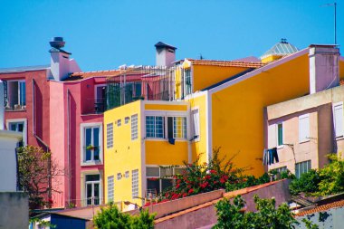 Lizbon Portekiz 29 Temmuz 2020 Lizbon, Lizbon şehir merkezindeki tarihi binaların klasik dış görünüşü, tepe kıyı başkenti Portekiz ve Avrupa 'nın en eski şehirlerinden biri.