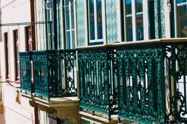 Lizbon Portekiz 29 Temmuz 2020 Lizbon, Lizbon şehir merkezindeki tarihi binaların klasik dış görünüşü, tepe kıyı başkenti Portekiz ve Avrupa 'nın en eski şehirlerinden biri.