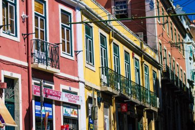 Lizbon Portekiz 29 Temmuz 2020 Lizbon, Lizbon şehir merkezindeki tarihi binaların klasik dış görünüşü, tepe kıyı başkenti Portekiz ve Avrupa 'nın en eski şehirlerinden biri.