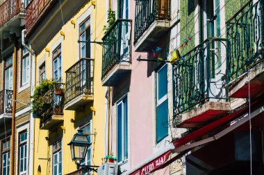 Lizbon Portekiz 29 Temmuz 2020 Lizbon, Lizbon şehir merkezindeki tarihi binaların klasik dış görünüşü, tepe kıyı başkenti Portekiz ve Avrupa 'nın en eski şehirlerinden biri.