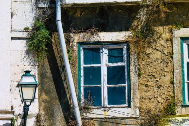 Lizbon Portekiz 29 Temmuz 2020 Lizbon, Lizbon şehir merkezindeki tarihi binaların klasik dış görünüşü, tepe kıyı başkenti Portekiz ve Avrupa 'nın en eski şehirlerinden biri.