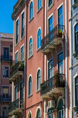 Lizbon Portekiz 29 Temmuz 2020 Lizbon, Lizbon şehir merkezindeki tarihi binaların klasik dış görünüşü, tepe kıyı başkenti Portekiz ve Avrupa 'nın en eski şehirlerinden biri.