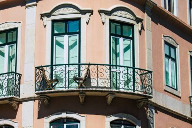 Lizbon Portekiz 29 Temmuz 2020 Lizbon, Lizbon şehir merkezindeki tarihi binaların klasik dış görünüşü, tepe kıyı başkenti Portekiz ve Avrupa 'nın en eski şehirlerinden biri.