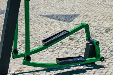 Lizbon Portekiz 29 Temmuz 2020 'de Lizbon' un dağlık kıyı başkenti Portekiz ve Avrupa 'nın en eski ve çarpıcı şehirlerinden biri olan Lizbon' da halka açık bir yerdeki halka açık spor ekipmanlarına ücretsiz erişim