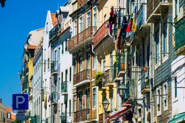 Lizbon Portekiz 29 Temmuz 2020 Lizbon, Lizbon şehir merkezindeki tarihi binaların klasik dış görünüşü, tepe kıyı başkenti Portekiz ve Avrupa 'nın en eski şehirlerinden biri.