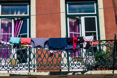 Lizbon Portekiz 'in 30 Temmuz 2020 tarihinde Lizbon' un orta kesimindeki tarihi binaların ön cephesine bakan kıyı başkenti Portekiz ve Avrupa 'nın en eski kentlerinden biri.