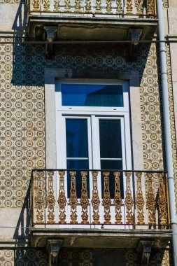 Lizbon Portekiz 'in 30 Temmuz 2020 tarihinde Lizbon' un orta kesimindeki tarihi binaların ön cephesine bakan kıyı başkenti Portekiz ve Avrupa 'nın en eski kentlerinden biri.