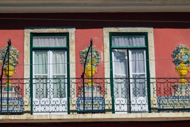 Lizbon Portekiz 'in 30 Temmuz 2020 tarihinde Lizbon' un orta kesimindeki tarihi binaların ön cephesine bakan kıyı başkenti Portekiz ve Avrupa 'nın en eski kentlerinden biri.