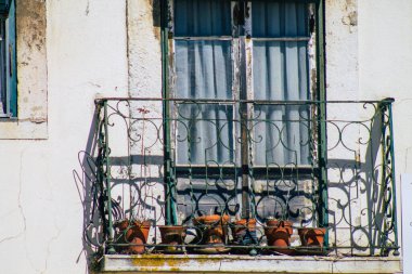 Lizbon Portekiz 'in 30 Temmuz 2020 tarihinde Lizbon' un orta kesimindeki tarihi binaların ön cephesine bakan kıyı başkenti Portekiz ve Avrupa 'nın en eski kentlerinden biri.