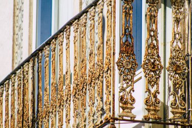 Lizbon Portekiz 'in 30 Temmuz 2020 tarihinde Lizbon' un orta kesimindeki tarihi binaların ön cephesine bakan kıyı başkenti Portekiz ve Avrupa 'nın en eski kentlerinden biri.