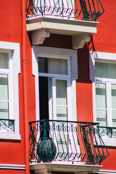 Lizbon Portekiz 'in 30 Temmuz 2020 tarihinde Lizbon' un orta kesimindeki tarihi binaların ön cephesine bakan kıyı başkenti Portekiz ve Avrupa 'nın en eski kentlerinden biri.