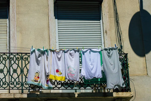 Lizbon Portekiz 'in 30 Temmuz 2020 tarihinde Lizbon' un orta kesimindeki tarihi binaların ön cephesine bakan kıyı başkenti Portekiz ve Avrupa 'nın en eski kentlerinden biri.