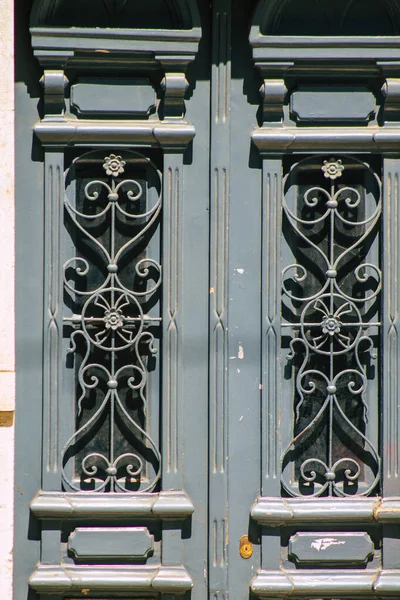 Lizbon Portekiz 'in 30 Temmuz 2020 tarihinde Lizbon' un şehir merkezindeki tarihi binaların ön cephesinde bir kapı görüldü. Portekiz kıyı başkenti ve Avrupa 'nın en eski kentlerinden biri.