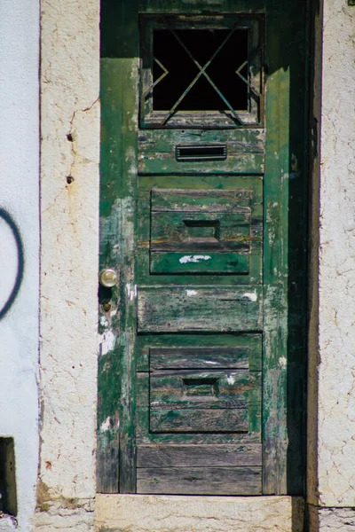 リスボンポルトガル2020年7月30日リスボンのダウンタウン ポルトガルの沿岸の首都 ヨーロッパで最も古い都市の一つの古代の歴史的建造物のファサードのドアのビュー — ストック写真