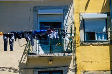 Lizbon 1 Ağustos 2020 Lizbon, Lizbon 'un şehir merkezindeki tarihi binaların klasik ön cephesi, tepe kıyı başkenti Portekiz ve Avrupa' nın en eski şehirlerinden biri.